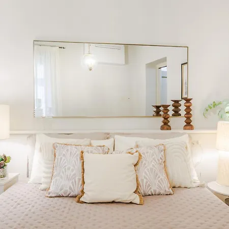 The Hidden Alley Apartman *